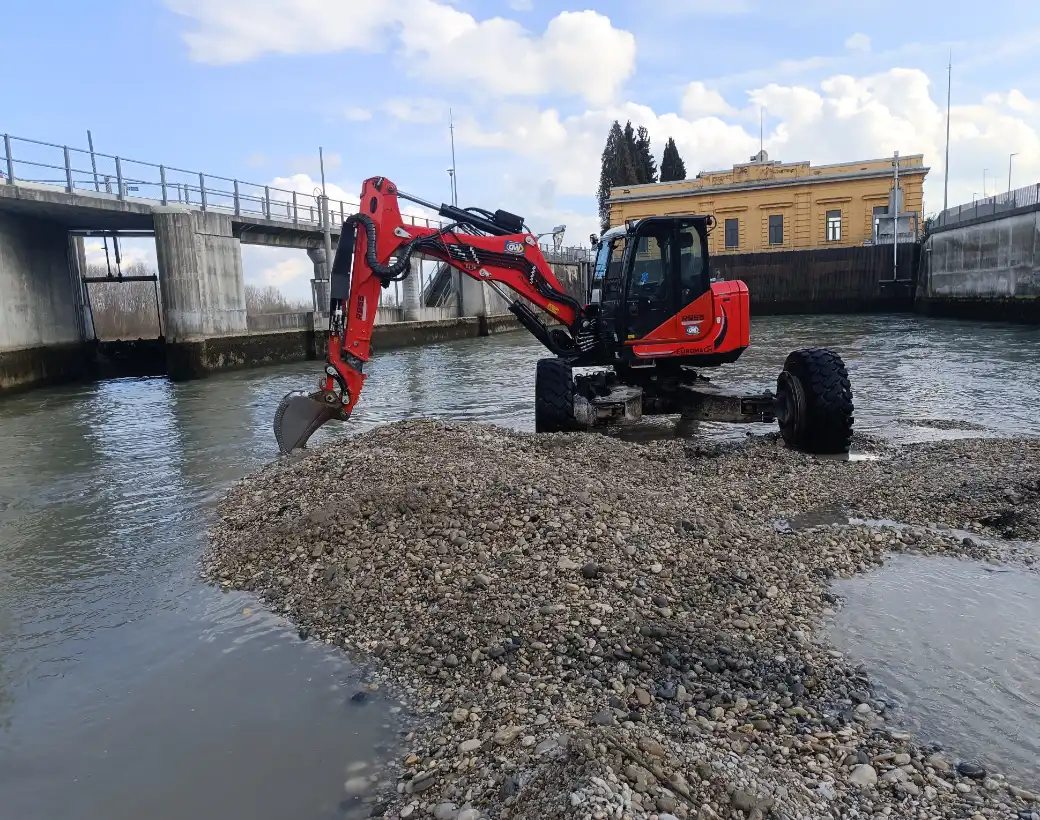 Lavori con escavatore tipo ragno