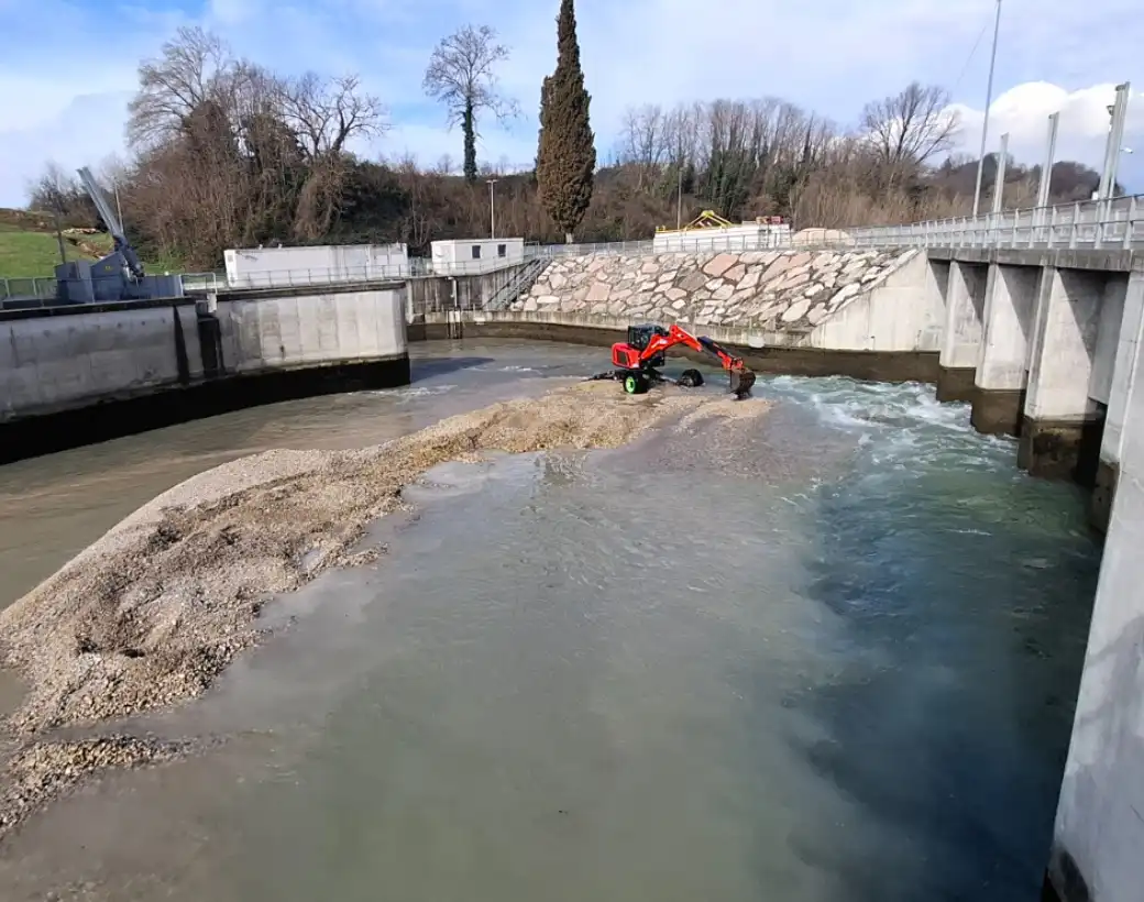 Lavori con escavatore tipo ragno