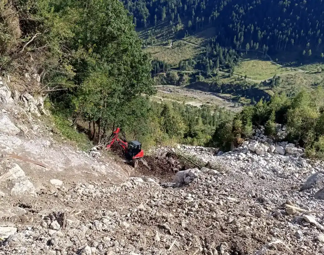 Lavori con escavatore tipo ragno